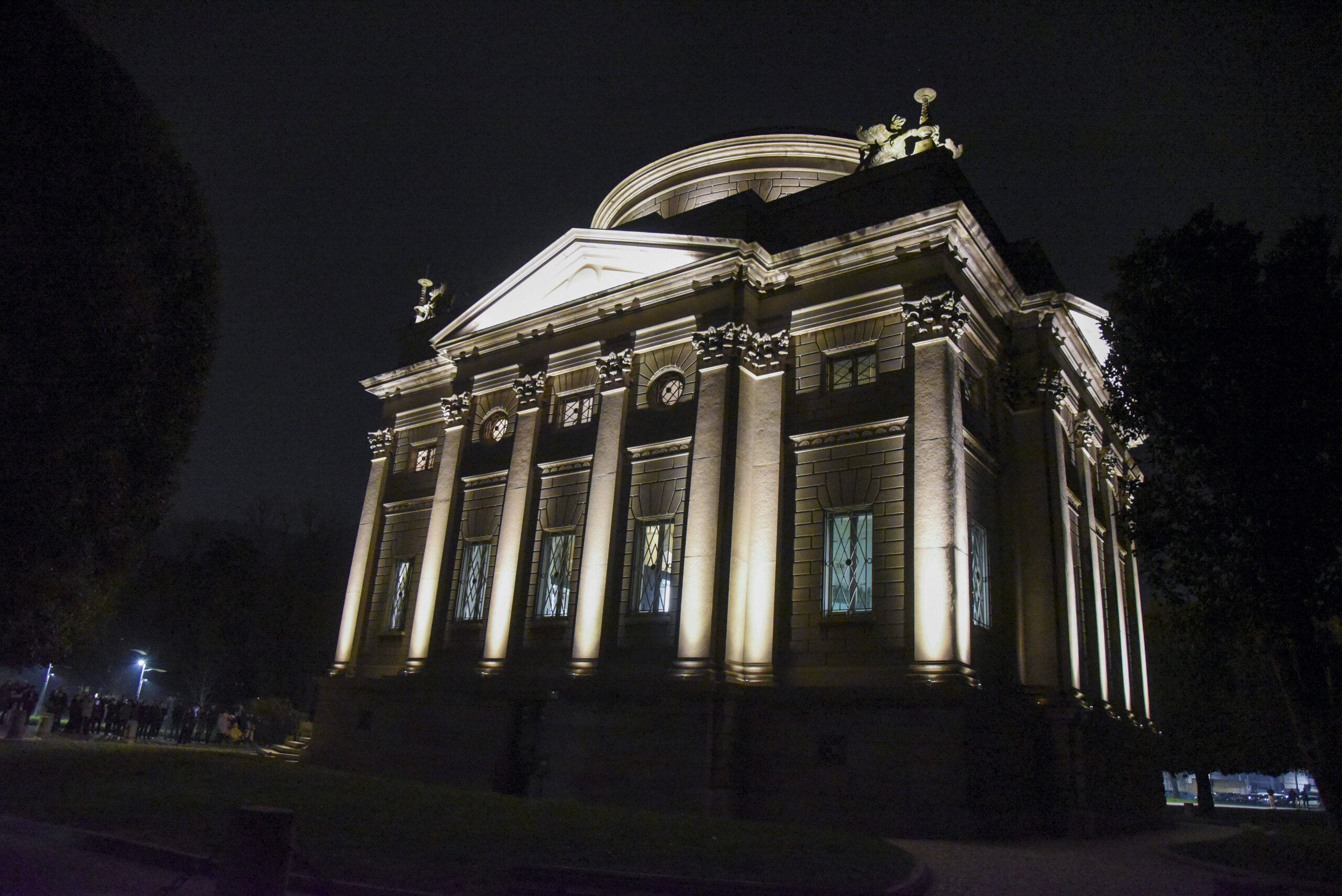 Una nuova luce per il Tempio Voltiano: l’accensione che apre il cammino verso il Bicentenario di Volta